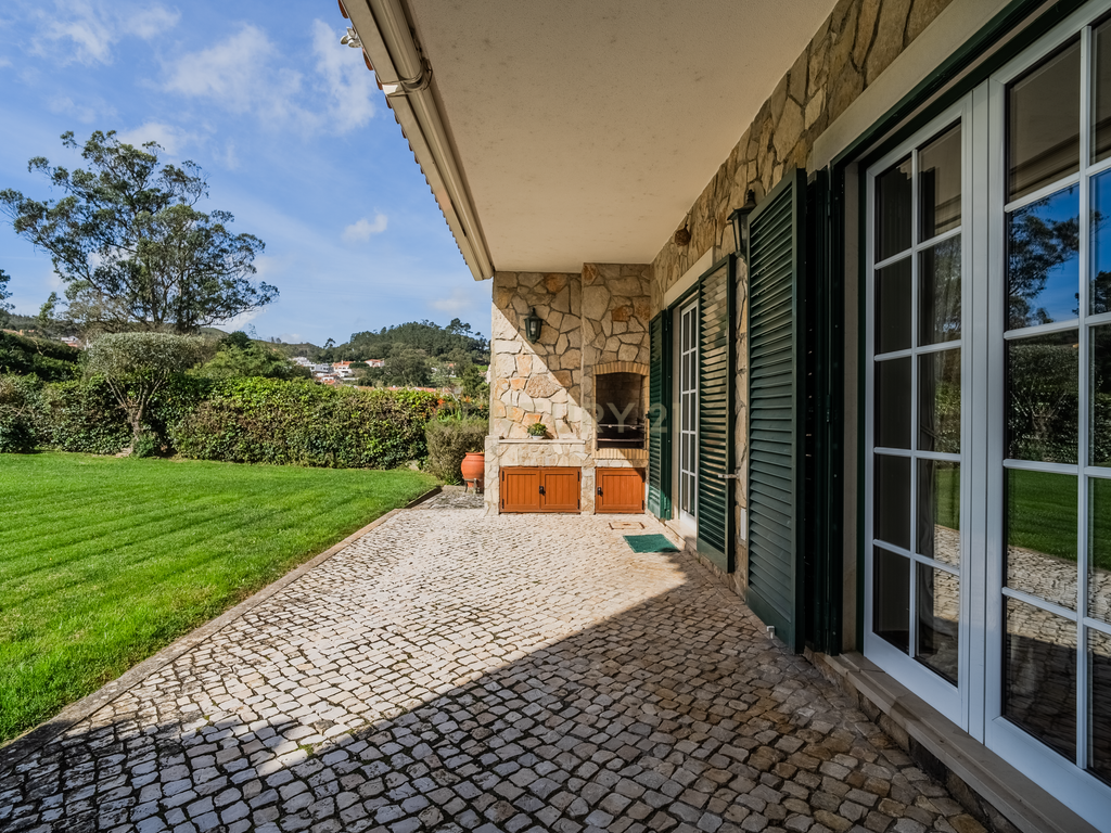 Luxuosa Moradia Isolada com jardim Privado na Venda do Pinheiro - Image 31